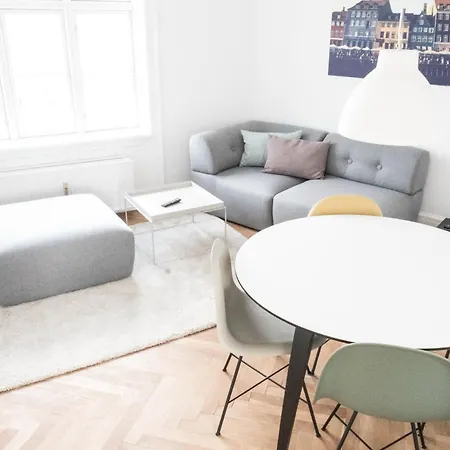 Beautiful 2-bed With Large Balcony *